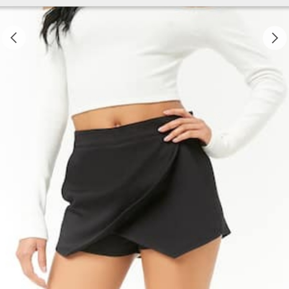 CLUB MONACO SHORT SIZE 4